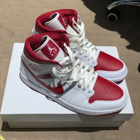 Jordan Shoes - 2022 Wmns Air Jordan 1 Mid 'White Pomegranate'